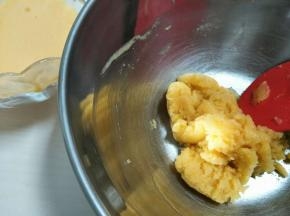 每次倒完，需要充分搅匀。(这里新手不用再害怕搅拌面粉出筋，导致的各种问题了)