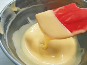 最后倒完，搅拌成细腻的蛋黄糊。