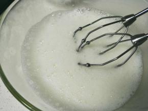 蛋白打到出现大的鱼眼泡，加入1/3白砂糖。