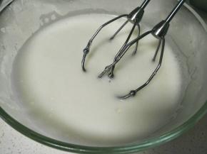 出现细密小泡，加入1/2糖。