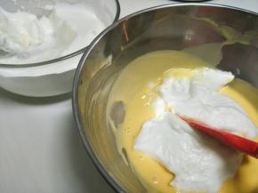 分次和蛋黄糊拌匀，采用切，翻拌，快速且轻轻的方式进行混合。