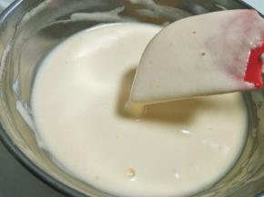 得到蛋糕糊。倒入模具，硅胶模具内部可以涂薄薄的一层黄油，方便脱模，蛋糕更美观。(仅限硅胶模具涂油)。