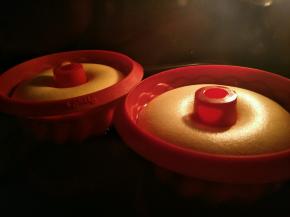 放在加了温水的烤盘中，放入提前预热好的烤箱，上下火150度50分钟。具体温度自行根据自家烤箱温度进行调整。