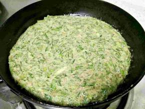 倒入平底锅，摊平