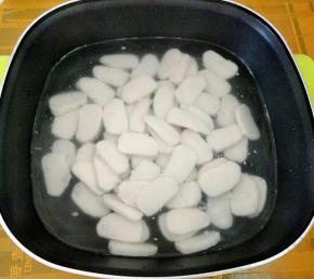 放入已开的水中焯软，捞出来沥水。