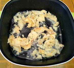 热锅热油，下打散的鸡蛋炒成型。