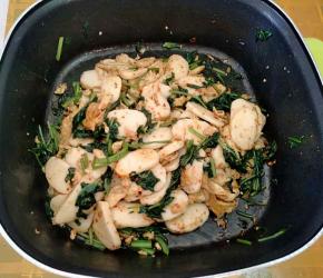 加生抽，盐，油辣椒调味即可。