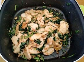 加生抽，盐，油辣椒调味即可。