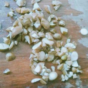 拍扁，切碎（节省烹饪时间）