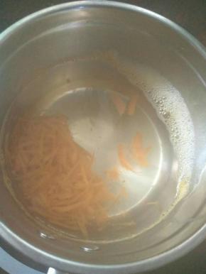 南瓜切丝入锅煮
金豆子用小火煎至微微变色入小锅同煮
烧煮一分钟后，加入干贝，加入意大利面煮五分钟
（为啥没有图片呢，因为三岁娃捣乱来不及嘎嘎）