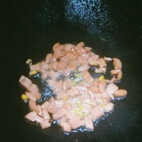 玉米肠煎完，鸡蛋煎