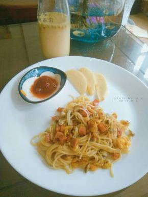 意大利面煮好，捞入煎蛋和香肠锅中，撒点虾皮加点点蚝油拌匀即可。