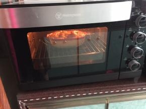 然后放入预热好的烤箱中层，上下火220摄氏度烤10分钟