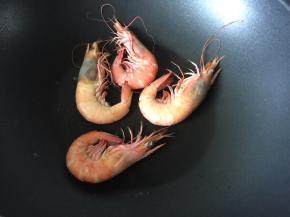 热锅后放入熟虾热一下