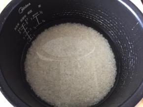 大米淘洗干净后放入电饭锅里