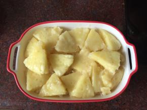 然后盖上菠萝果肉