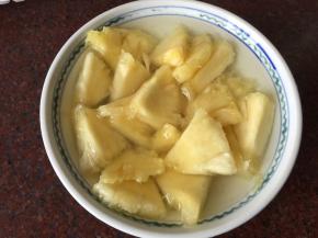 然后将凤梨肉放入盐水中浸泡10分钟