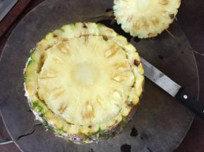 菠萝切去顶部，再用水果刀划一圈