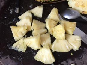 取出果肉切成小块