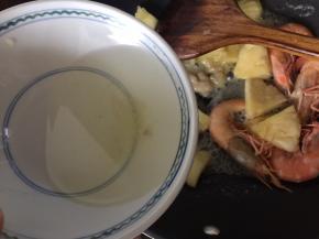 加入泡菠萝果肉的盐水