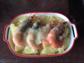 将奶炖汁也淋在虾上