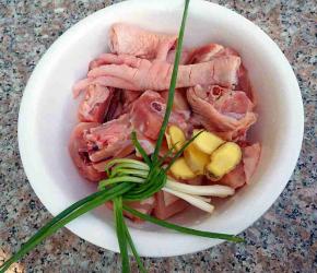 鸡腿剁块，准备好葱节，姜片。