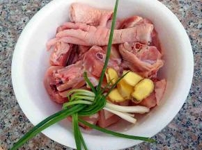 鸡腿剁块，准备好葱节，姜片。