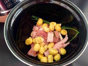 放入洗净的板栗