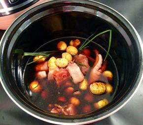 加入清水至食材一半