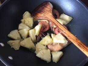 然后放入菠萝肉翻炒一下