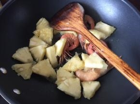 然后放入菠萝肉翻炒一下