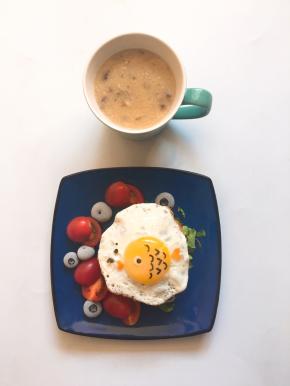 小鱼是胡萝卜做嘴巴和尾巴，海苔剪眼睛和鱼纹。