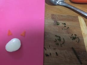 做小龙猫造型我还用了一点煮鸡蛋的蛋白，剪成椭圆形，海苔剪眼睛，胡萝卜做耳朵。