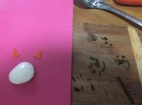 做小龙猫造型我还用了一点煮鸡蛋的蛋白，剪成椭圆形，海苔剪眼睛，胡萝卜做耳朵。