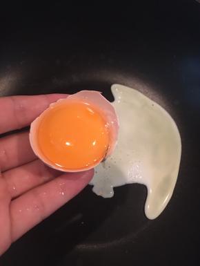 中火平底锅烧热，倒入适量油，用厨房纸擦均，转小火，先放蛋白，再将蛋黄倒入。