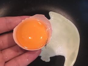 中火平底锅烧热，倒入适量油，用厨房纸擦均，转小火，先放蛋白，再将蛋黄倒入。