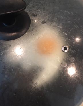 盖上锅盖焖一会会，这样蛋黄更容易熟，而且整体状态也会好。三分钟左右就可以了，这个具体看锅底温度，自己掌握就好。