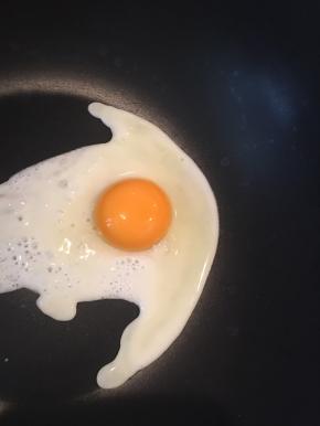 蛋黄尽量放在中间的位置，不过这个很随意，哪里都可以，只要是圆圆的就行啦！