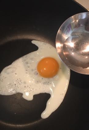 蛋白部分倒入少许水，不要太多，一点点就好，水量的控制煎过几次就知道了。也可以不加水。