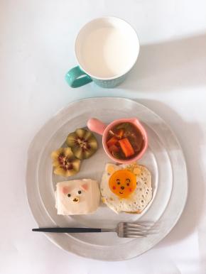 小熊是海苔剪眼睛，小番茄做脸蛋红红的部分