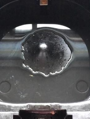 空气炸锅里放入少量水，防止烤制过程中栗子水份过失流失