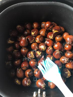 刷上蜂蜜水，180度3分钟继续烤