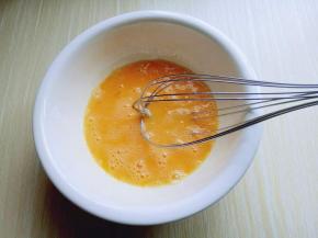 用手动打蛋器打散至均匀。