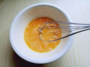 用手动打蛋器打散至均匀。