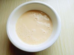 加入牛奶，用打蛋器抽打均匀。(使牛奶喝鸡蛋完全融合)