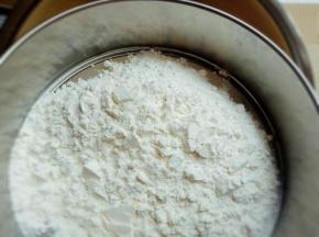 筛入低筋面粉。