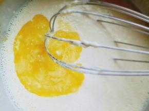 加入隔水融化的黄油，打均匀。(黄油隔水融化或者微波炉30秒)