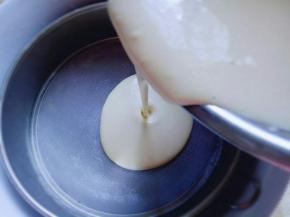 将做好的面糊过细筛。(不可以省略)