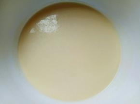 过滤好的千层糊非常细腻，盖上保鲜膜放入冰箱冷藏45分钟。