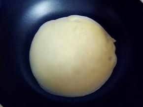 平底锅中用刷子刷上少许油，用勺子盛一勺面糊倒入平底锅中，(每做一张都盛一勺，这样的饼皮大小一致) 小火待面糊凝固起泡即可取出，依次做完。